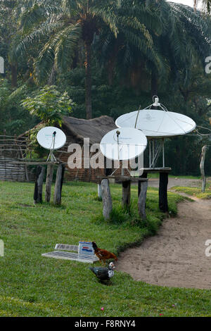 Les antennes paraboliques, batterie avec panneaux solaires, Matamba-Solo, province de Bandundu, le Congo-Brazzaville Banque D'Images