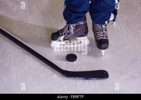 Deux sticsk rondelle de hockey sur glace et, début de la partie, la concurrence dans les affaires, concept vue supérieure Banque D'Images