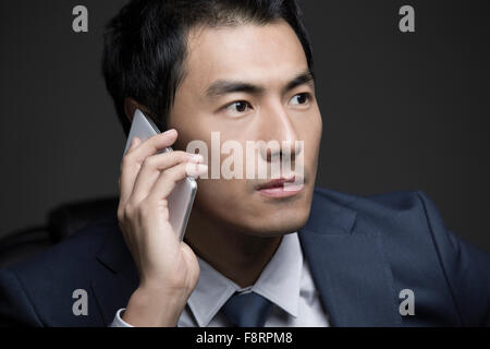Confident businessman talking on the phone Banque D'Images