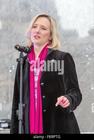 Stella Creasy, MP pour Walthamstow, en parlant à l'augmentation du soutien à l'événement 1 milliards d'action de masse pour mettre fin à la violence contre les femmes Banque D'Images