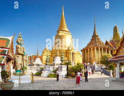 Thaïlande - Bangkok, Le Grand Palais Royal, le Wat Phra Kaeo, chedi doré Banque D'Images