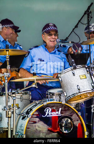 Agent de police batteur dans Victoria Police brass band effectuant à Federation Square, Melbourne, Australie Banque D'Images