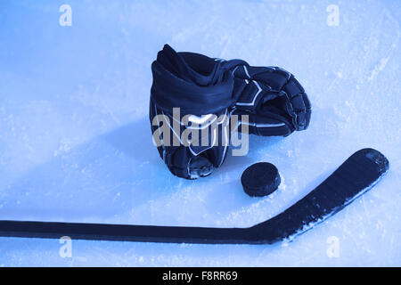 Deux sticsk rondelle de hockey sur glace et, début de la partie, la concurrence dans les affaires, concept vue supérieure Banque D'Images