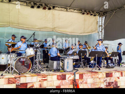 Les agents de police de Victoria dans l'exécution d'une fanfare à Federation Square, Melbourne, Australie Banque D'Images