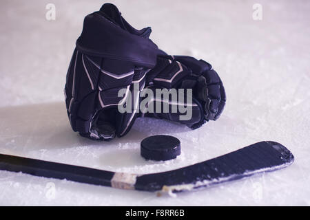 Deux sticsk rondelle de hockey sur glace et, début de la partie, la concurrence dans les affaires, concept vue supérieure Banque D'Images