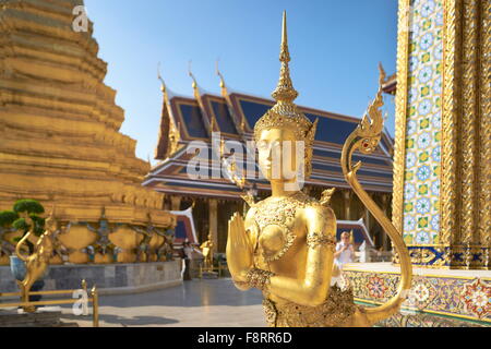 Thaïlande - Bangkok, Wat Phra Kaeo, Temple Grand Palais, Kinaree statue devant le Royal Panteon Banque D'Images