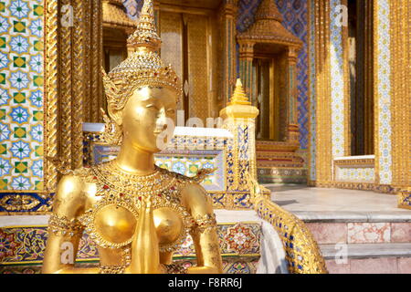Thaïlande - Bangkok, Wat Phra Kaeo, Temple Grand Palais, Kinaree statue devant le Royal Panteon Banque D'Images