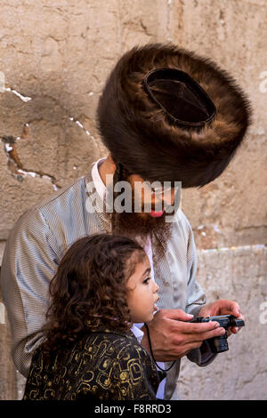 Un Juif orthodoxe Upsherin cérémonie au mur occidental à Jérusalem, Israël, Moyen Orient. Banque D'Images