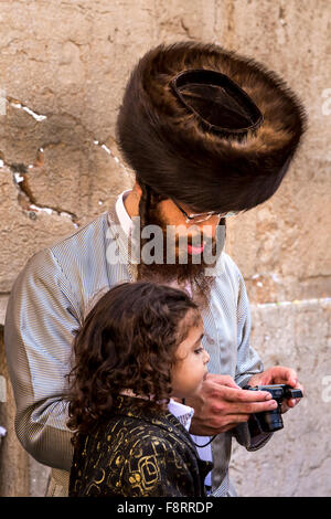 Un Juif orthodoxe Upsherin cérémonie au mur occidental à Jérusalem, Israël, Moyen Orient. Banque D'Images