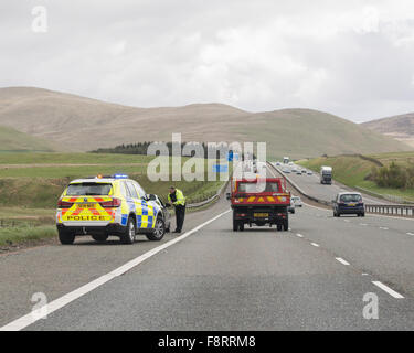 Automobiliste intercepté par le côté de l'autoroute M74 en direction sud par un agent de police dans l'auto-patrouille - Écosse, Royaume-Uni Banque D'Images