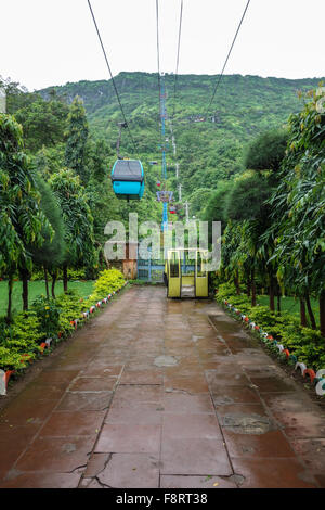 Mahakalika Khotala Maa Sudan, un passager Ropeway installation gérée par Usha Breco LTD transporte les touristes à la colline du temple Mahakali. Banque D'Images