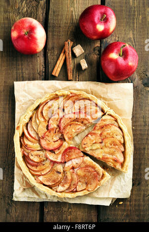 Tourte aux pommes rouges sur la table en bois, vue du dessus Banque D'Images