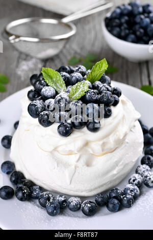 Pavlova gâteau à la meringue avec les baies fraîches sur la table en bois Banque D'Images