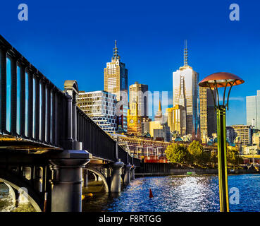 Sandridge Bridge de l'autre côté de la Yarra River, vue sur les gratte-ciels du quartier des affaires de Melbourne et la gare historique de Flinders Street Station depuis Southbank, Melbourne, Australie Banque D'Images