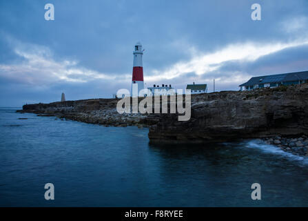 Nuée du matin se brise sur phare de Portland Bill, près de la Côte Jurassique, Weymouth, Dorset, Angleterre. Banque D'Images