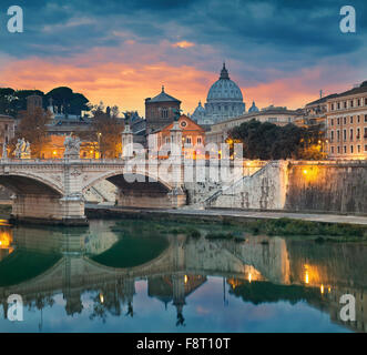 Rome. Vue sur le pont Vittorio Emanuele et la cathédrale Saint-Pierre à Rome, en Italie pendant le coucher du soleil. Banque D'Images