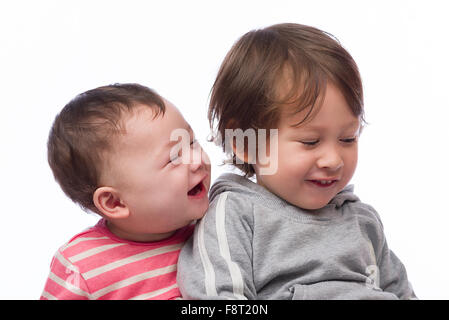 Un portrait d'un mignon et affectueux frère et sœur sur un fond blanc. Banque D'Images