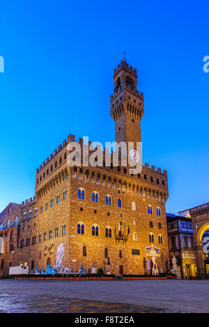 Florence, Italie. Palazzo Vecchio au crépuscule. Banque D'Images