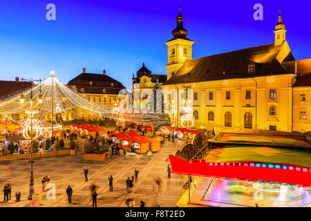 Sibiu, Transylvanie. La Roumanie. Marché de Noël à la Grande Place, ville médiévale de Sibiu. Banque D'Images