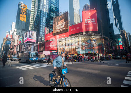 Des panneaux publicitaires pour l'Église de Jésus-Christ des Saints des Derniers Jours (Mormons) sont vus dans Times Square à New York, le vendredi 4 décembre, 2015. Banque D'Images