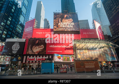 Des panneaux publicitaires pour l'Église de Jésus-Christ des Saints des Derniers Jours (Mormons) sont vus dans Times Square à New York, le vendredi 4 décembre, 2015. Banque D'Images