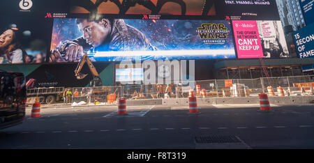 La publicité pour J.J. Abrams' Star Wars : Le travail s'éveille, qui sera présentée dans deux semaines, sur un écran LED géant à Times Square à New York, le vendredi 4 décembre, 2015. Avec la sortie de nombreuses bandes-annonces de marchandises sous licence, et maintenant dans-votre-visage de la publicité promotionnelle Disney Co. juggernaut est amping pour la libération de blockbuster.(© Richard B. Levine) Banque D'Images