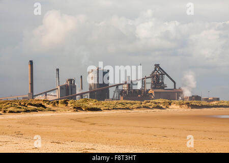 Ancienne aciérie SSI comme vu de la plage au bord de Redcar.La société a été liquidé en octobre 2015 Banque D'Images