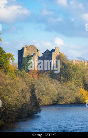 Château de Doune et rivière Teith, Stirling, Ecosse, Royaume-Uni. L'automne Banque D'Images