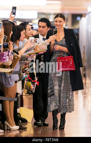 Tokyo, Japon. 11 Décembre, 2015. La mannequin australienne Miranda Kerr arrive à l'Aéroport International de Tokyo le 11 décembre 2015, Tokyo, Japon. Kerr était heureux de saluer et de signer des autographes pour ses fans japonais, dont beaucoup avaient été en attente pendant des heures pour se rapprocher de leur idole. Elle est en visite au Japon pour assister à un événement pour la marque japonaise Samantha Thavasa et d'allumage du sapin de Noël Swarovski à Tokyo. Credit : Rodrigo Reyes Marin/AFLO/Alamy Live News Banque D'Images