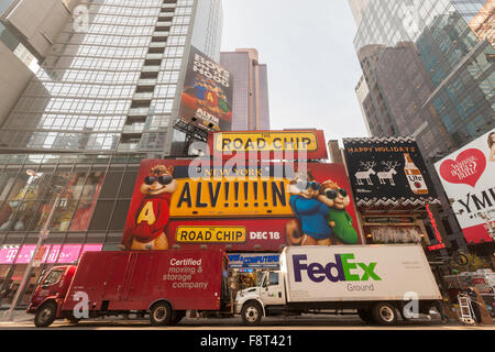 Un panneau de 'Alvin et les Chipmunks : la route Chip' à New York, le jeudi 10 décembre, 2015. Les studios des deux 'Sisters et 'Alvin et les Chipmunks : la route Chip' ont décidé d'ouvrir leurs films le 18 décembre, le même jour que 'Star Wars : The Force éveille' s'ouvre. Les deux films appel à différentes données démographiques avec "Alvin" passe pour les enfants en Pause et 'Sisters' attrayant pour les filles-nuit-out foule. (© Richard B. Levine) Banque D'Images