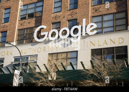 Le signe sur le Google des bureaux à New York reflète leur logo mis à jour sans empattement, vu le Samedi, Décembre 5, 2015. Google a révélé leur nouveau logo san serif en septembre mais seulement récemment remplace le signe sur leurs bureaux. La société a restructuré avec Google venant dans le cadre d'une nouvelle société, l'alphabet. (© Richard B. Levine) Banque D'Images