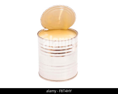 Lait condensé à tin can over white background Banque D'Images
