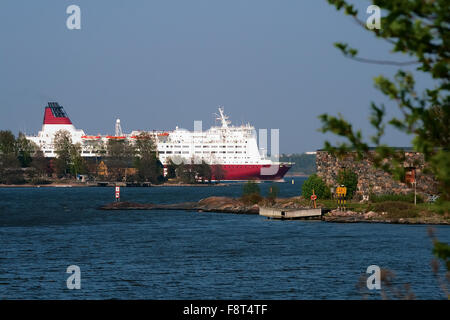 Le Ferry va entre les îles dans la mer Banque D'Images