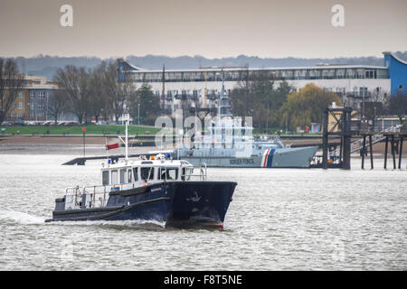 L'Autorité du Port de Londres Southwark patrouilleur la vapeur en amont sur la Tamise. Banque D'Images