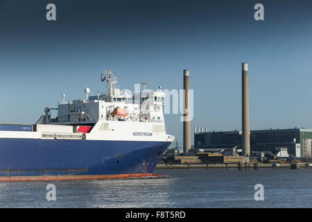 Sur la Tamise, le Norstream, un navire cargo ferry de la P&O à la vapeur en aval de la ligne passé Tilbury B Power Station. Banque D'Images