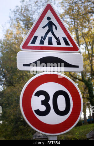 Ralentisseur, limite de vitesse et panneaux indicateurs de passage à niveau, France Banque D'Images