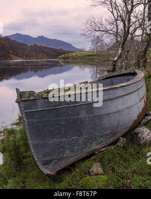 Vieux bateau à côté de la rivière Ewe, Poolewe, Wester Ross, Highland, Scotland, UK. Vue vers Spidean nan Clach. Banque D'Images