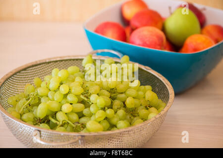 Fruits dans l'bown sur table Banque D'Images
