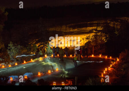 Mesa Verde, Colorado, USA. 10 Décembre, 2015. Les petites lanternes en papier connu comme luminarias light la voie autour de l'épinette au canyon Chambre Cliff dwellings comme les sentiers de touristes lampe trouble passé snake pendant open house le 10 décembre 2015 à Mesa Verde National Park, Colorado. Banque D'Images