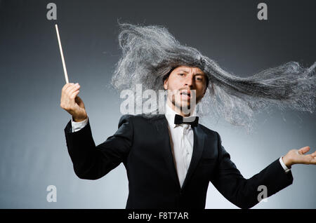 Drôle d'orchestre avec de longs cheveux gris Banque D'Images