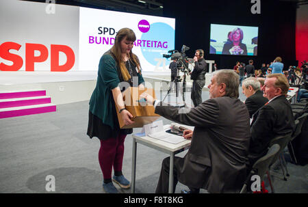 Berlin, Allemagne. Dec 11, 2015. L'ancien président du SPD Kurt Beck (C) dépose son vote sur l'élection du président du SPD le parti fédéral au cours de la Conférence Social-démocrate d'Allemagne (SPD) à Berlin, Allemagne, 11 décembre 2015. Autour de 600 délégués de toute l'Allemagne se sont réunis à l'événement de trois jours, jusqu'au samedi 12 décembre 2015 dans le Berliner Messe. Photo : Bernd VON JUTRZCENKA/DPA/Alamy Live News Banque D'Images