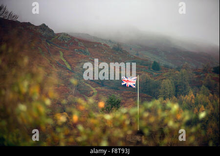 Unionn Jack volant au-dessus de l'église St Oswald, Grasmere Banque D'Images