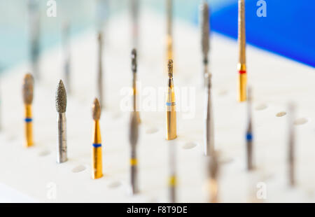 Des fraises de dentiste stérile comme un instrument indispensable dans le cabinet dentaire Banque D'Images