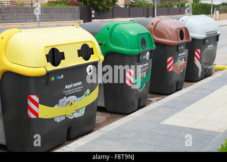 Calafell, Espagne - 22 août 2014 : les contenants de plastique colorés dans une ligne pour séparer la collecte des déchets Banque D'Images