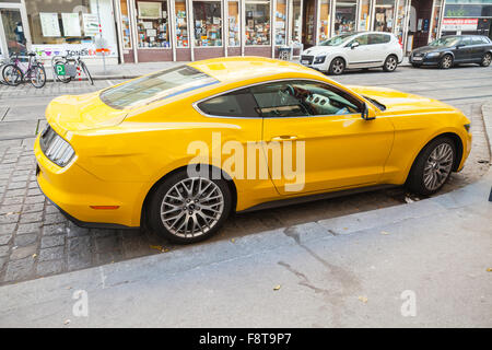 Vienne, Autriche - Novembre 4, 2015 : Ford Mustang 2015 voiture jaune se dresse sur la rue de ville, vue arrière voiture de sport légendaire Banque D'Images