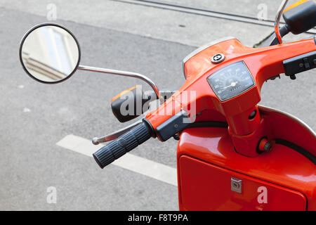 Vienne, Autriche - 4 novembre, 2015 : classique rouge italien Piaggio scooter guidon avec compteur et miroir Banque D'Images