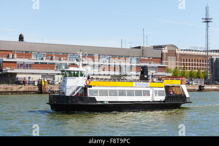 Helsinki, Finlande - le 13 juin 2015 : Mme Tor entre dans le port d'Helsinki avec passagers à un conseil Banque D'Images