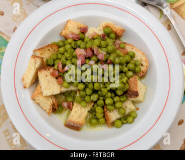 La soupe aux pois avec croûtons et lardons Banque D'Images