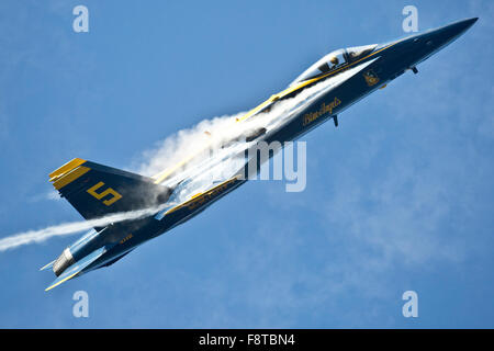 L'Escadron de démonstration en vol de la Marine américaine, les Blue Angels, effectue des acrobaties aériennes Banque D'Images