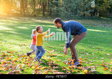 Père, avec ses enfants jouant dans le parc Banque D'Images